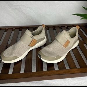 WOMEN'S FLYROAM GO STRAP SNEAKERS